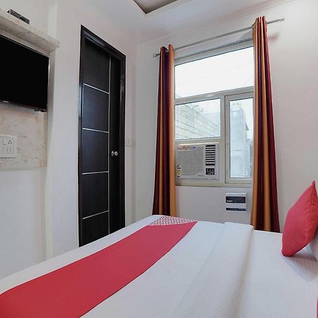 Hotel O Kanak Palace Új-Delhi Kültér fotó