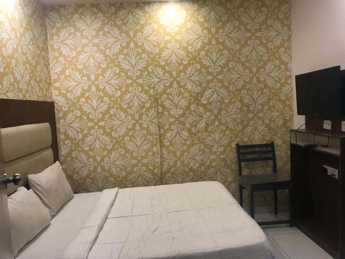 Hotel O Kanak Palace Új-Delhi Kültér fotó