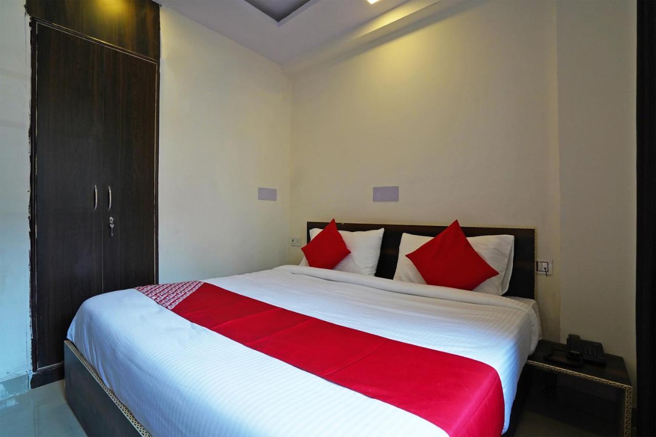 Hotel O Kanak Palace Új-Delhi Kültér fotó